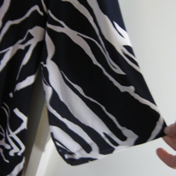 Black and Navy Dana Buchman Tunic Top - Picture 4 of 5